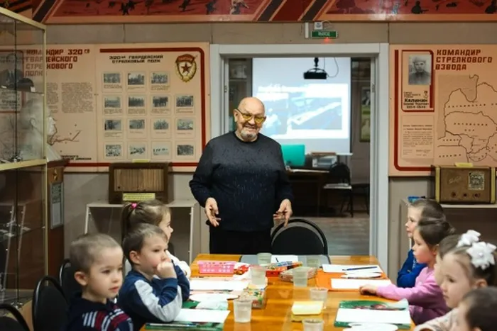 Владимир Васильевич Аксенов на мероприятии для детей детского сада "Художники Тужинского района.